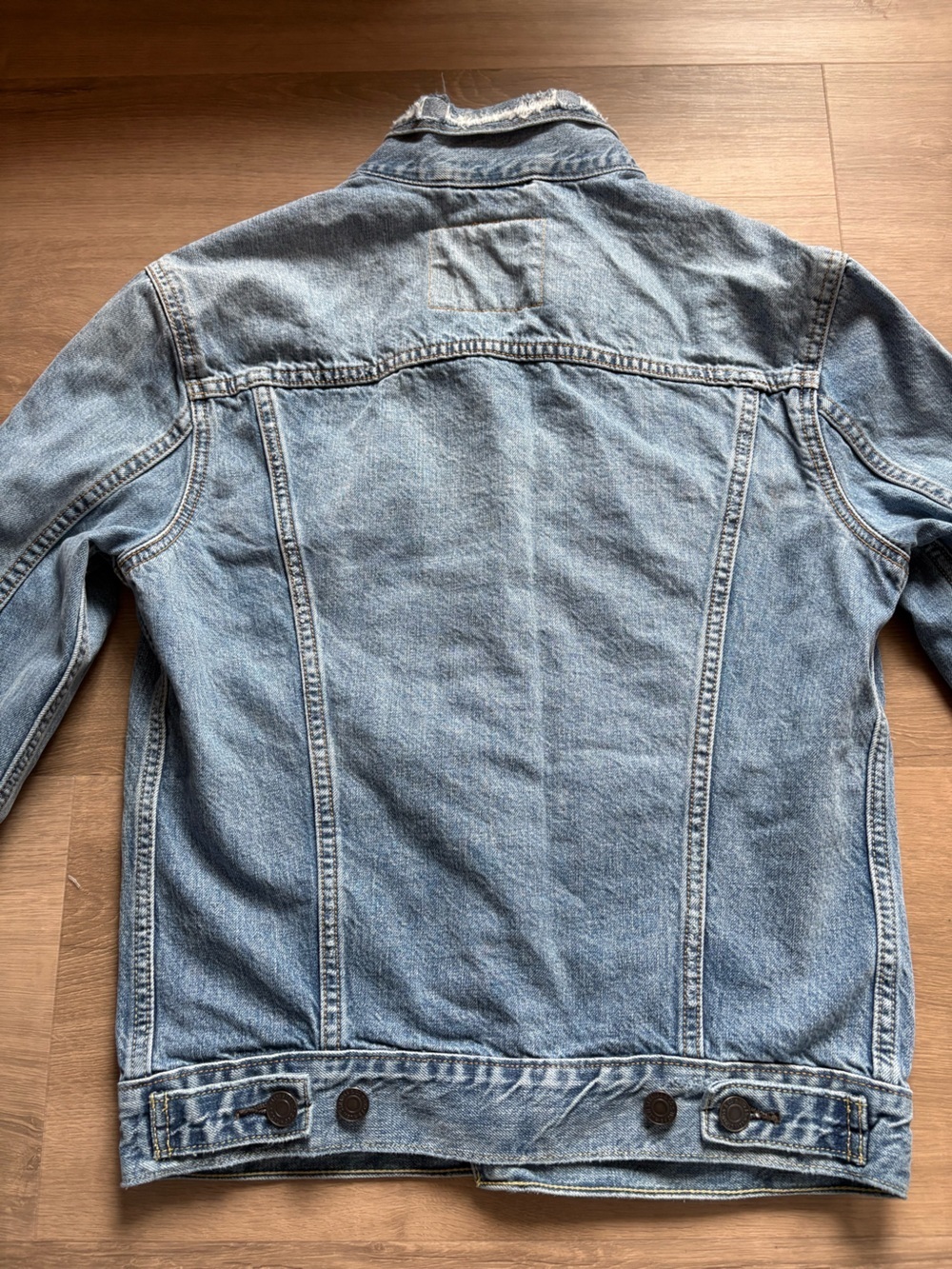 Levi's Distressed Denim Trucker Jacket Medium Blue- size S - Picture 2 of 11
